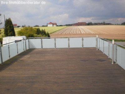 Großzügige 4 Zimmer-Wohnung mit großer Dachterrasse und separatem Eingang in ruhiger Lage