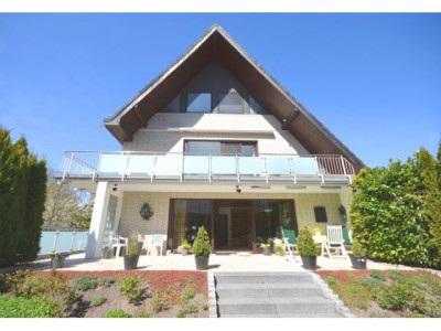 Haus mit zwei Wohnungen, drei Garagen und vielen Nebenflächen