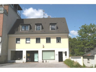 ImmoCompass * modernisiertes Wohn-/Geschäftshaus in attraktiver Citylage * ca. 277 m² Gesamtfläche * 2 Ladenlokale im EG (1 mögl) + 2 Whg. * Garage + ca. 5 Stellplätze