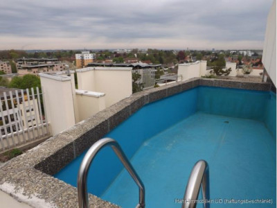 Schöne helle 2-Zimmer-Wohnung mit großem Balkon und besonderem Extra: Dachterrasse mit Pool