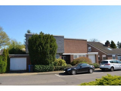 ImmoCompass *  Prädikat: Familientauglich - zu 100 % * freist. EFH * ca. 212 m² Wfl. * 8 Zi. * 2 Bäder * GWC * ca. 718 m² Grund * 2 Garagen und mehr