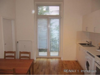 Top-Lage + moderne Möblierung + Balkon mit Blick ins Grüne und nur 60 Meter zur Rheinpromenade !