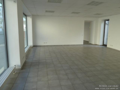 Ebenerdiges und verkehrsgüstiges Ladengeschäft mit Parkplätzen.             Provisionsfrei!