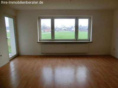 Neu renoviert: 4 Zimmer-Erdgeschoss-Wohnung mit Balkon und direktem Zugang zum eigenen Gartenbereich, Keller u. Garage in ruhiger Lage