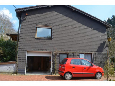 Haus im Grünen mit 3 Garagen