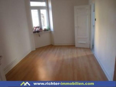 Altbauwohnung mit Balkon im 1. Obergeschoß