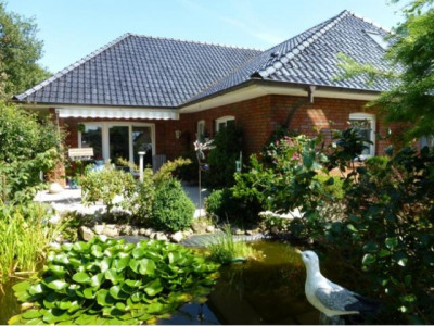 Exklusiver und topgepflegter Walmdachbungalow mit PKW-Garage in ruhiger Lage!