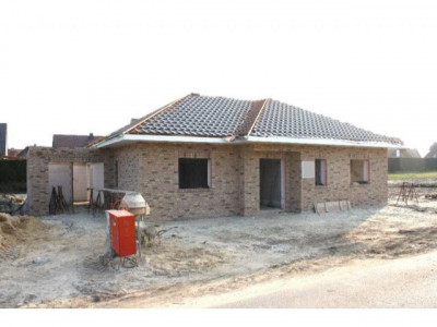 Neubau Erstbezug Winkelwalmdachbungalow in ruhiger Wohnsiedlung